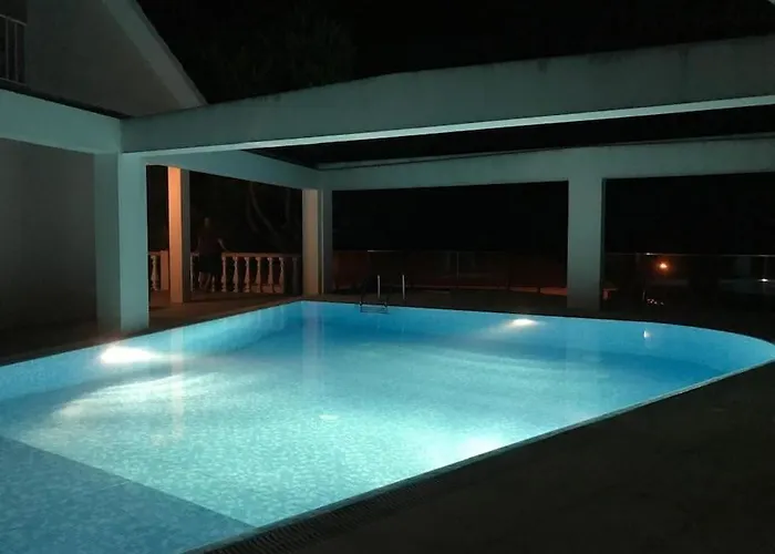 Sky T2, Vista Mar E Piscina Em Varadouro, Faial *